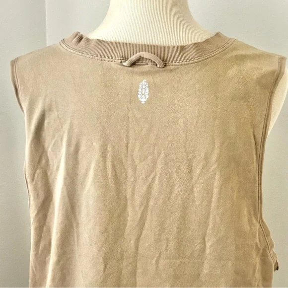 ☀️(A359) NEW Hot Shot Relaxed Sleeveless Top. Tan. Size: Medium - Picture 10 of 14